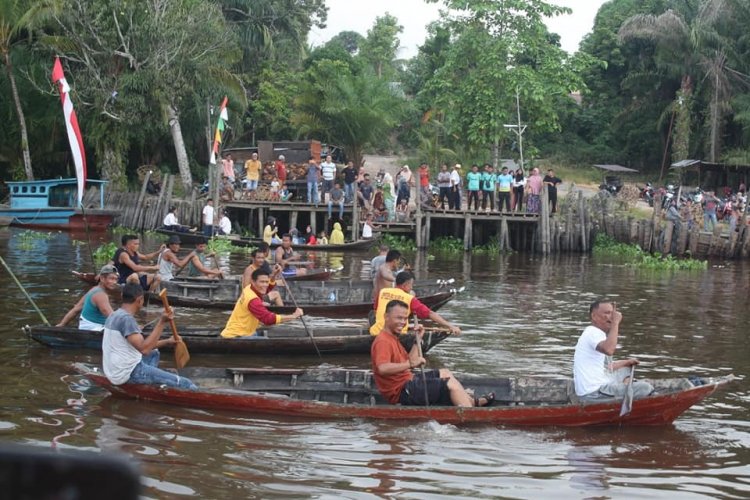 Warga Tanah Putih Tanjung Melawan Rohil Dapat Hiburan Lomba Pacu Sampan Jelang Perayaan HUT RI ke-79