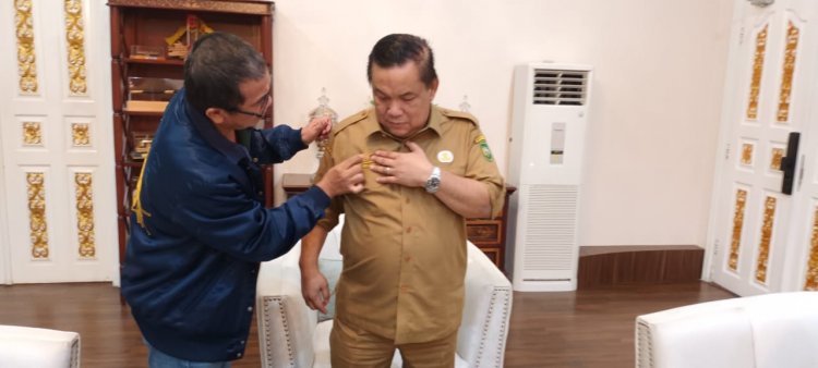 Pj Gubri SF Hariyanto Terima Penghargaan Pin Emas PWI Riau