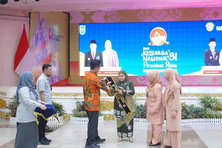 Adrias Hariyanto Dikukuhkan Sebagai Bunda Asuh Anak Stunting