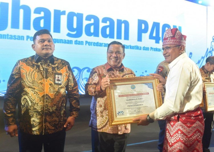 Pj Gubri SF Hariyanto Dapat Penghargaan P4GN dari BNN RI