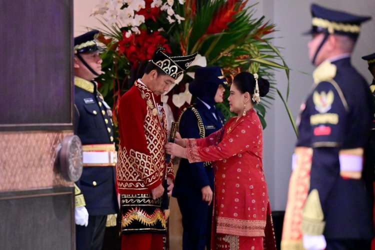 Presiden Jokowi Kenakan Pakaian Adat Banjar Baamar Galung Pancar Matahari pada Upacara Penurunan Bendera di IKN