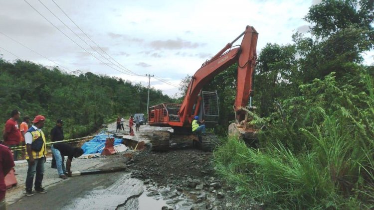 Badan Jalan Lintas Riau-Sumbar Longsor di KM 106 Kecamatan XIII Koto Kampar, Arus Lalu Lintas Buka Tutup