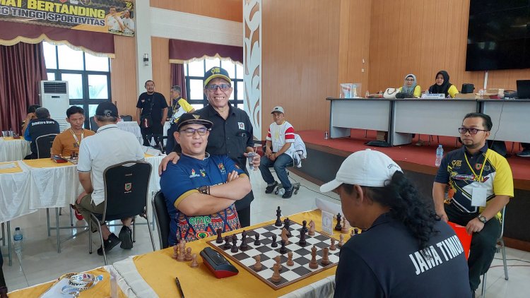 Tunjukkan Profesionalisme, Ketua Umum PWI Hendry Ch Bangun Bertemu Zulmansyah Sekedang di Arena Catur Porwanas XIV