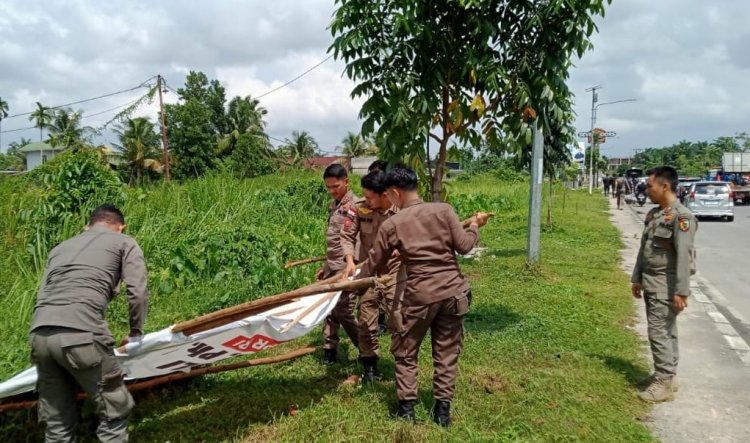 Satpol PP Pekanbaru Tertibkan Spanduk Calon Kepala Daerah di Tiang Listrik hingga Ruang Hijau