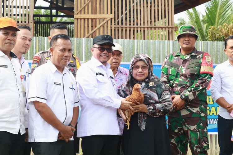 Diserahkan Sekda Siak, Ayam Layer Bakal Jadi Ciri Khas Kampung Perincit