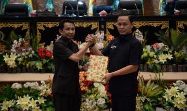 DPRD Riau Serahkan Pandangan Umum Fraksi Terhadap Rancangan Perda RPJPD Riau 2025-2045