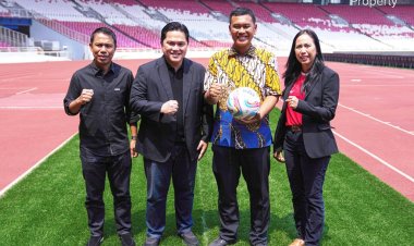Ketua Umum PSSI Erick Thohir Terima Bola Bertandatangan Paus Fransiskus dari Hilbert Iddo Hasudungan