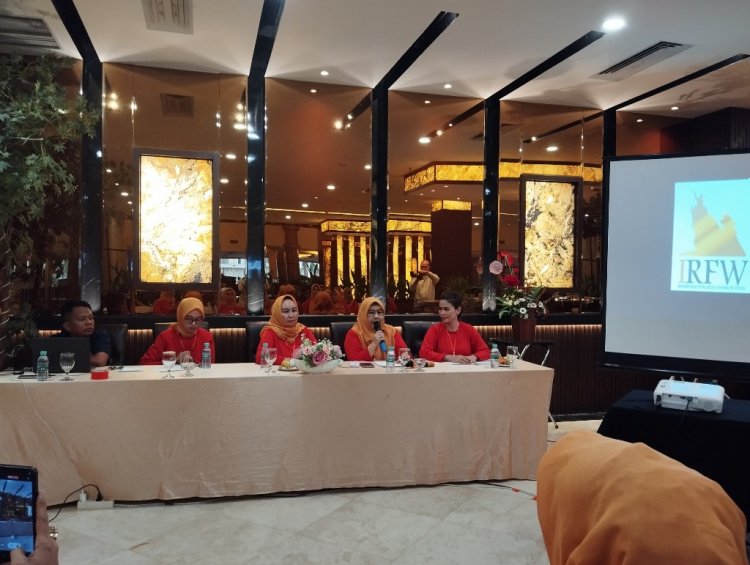 Peringati Hari Batik Nasional, Puan Aspekraf Gelar Internasional Riau Fashion Week