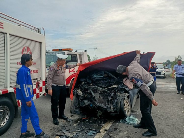 Lakalantas di Tol Pekanbaru-Dumai, Tiga Orang Meninggal Dunia Akibat Minibus Tabrak Truk