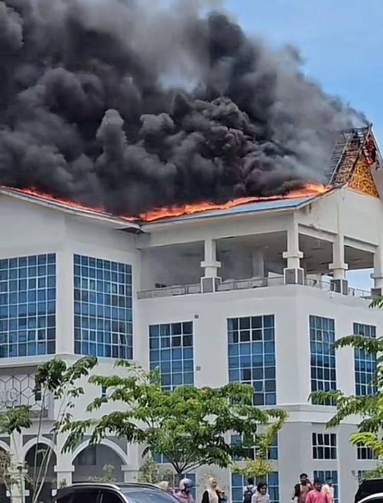 Gedung Lipat Kajang Komplek Perkantoran Walikota Pekanbaru Terbakar