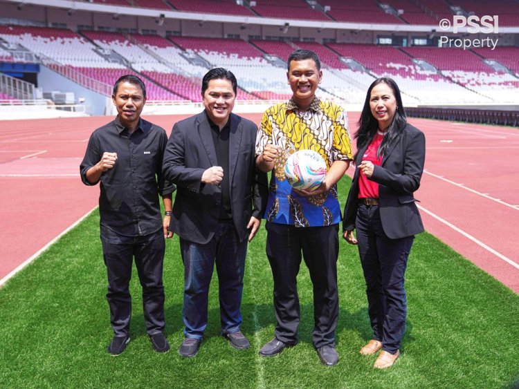 Ketua Umum PSSI Erick Thohir Terima Bola Bertandatangan Paus Fransiskus dari Hilbert Iddo Hasudungan