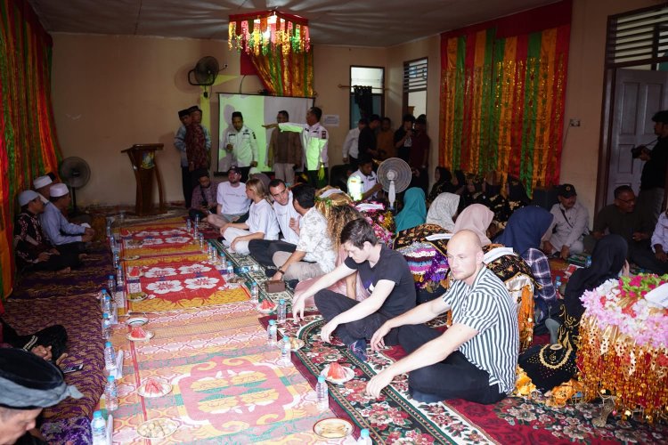 Sivitas UIR Bersama Dua Guru Besar Jerman Gelar Pengabdian Masyarakat Internasional di Desa Tj Alai Kampar