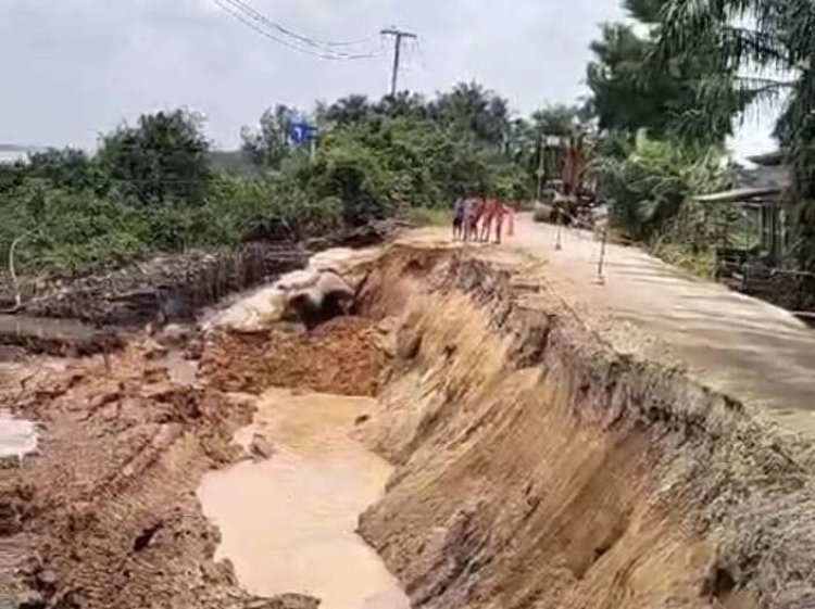 Jalan Lintas Rengat-Tembilahan Longsor di Ruas Desa Pekantua, Lalulintas Buka Tutup