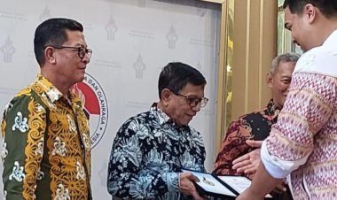 Ketua Umum PWI Pusat Hendry Ch Bangun Terima Penghargaan Insan Olahraga Berprestasi Tahun 2024 dari Menpora