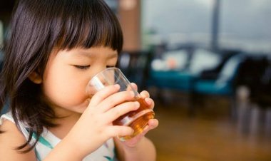 Boleh-boleh Saja Memberi Anak Minum Teh, Asalkan Catat Imbauan Dokter Ini