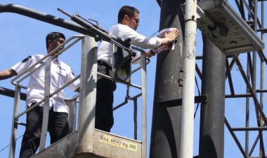 Satpol PP dan Bapenda Pekanbaru Tertibkan Reklame Lewati Izin Tayang di Flyover Arengka