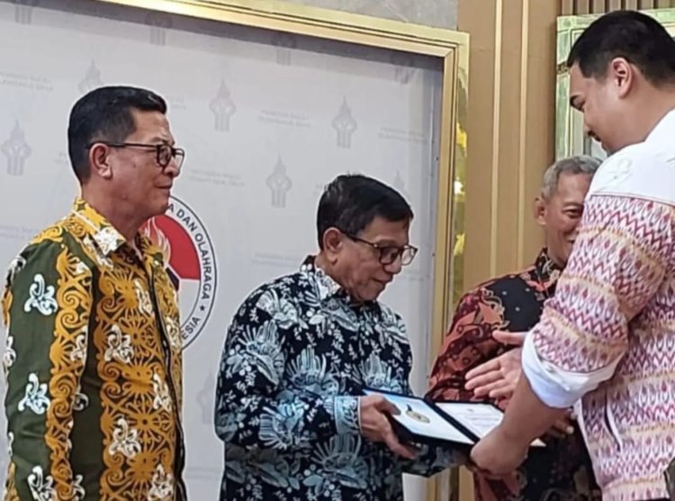 Ketua Umum PWI Pusat Hendry Ch Bangun Terima Penghargaan Insan Olahraga Berprestasi Tahun 2024 dari Menpora