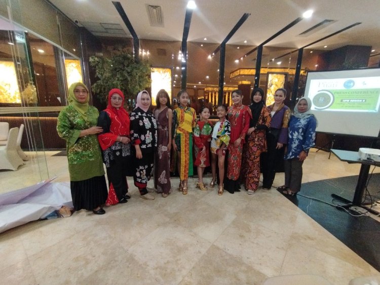 Puan Aspekraf Perkenalkan Batik Riau di IIFW Sesion 6, Boyong 16 Model dan Desainer