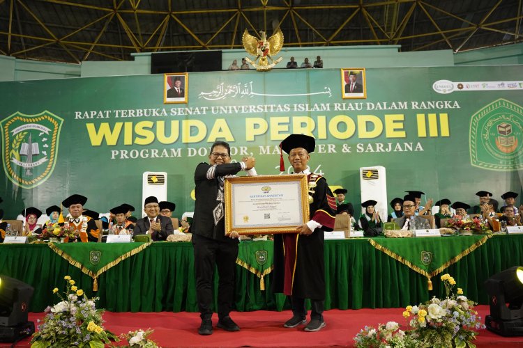 UIR Terima Sertifikat Akreditasi Unggul dari Direktur Dewan Eksekutif BAN PT