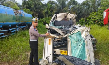 Sopir Minibus Tabrak Truk di KM 20+800 Tol Pekanbaru-Dumai, RY Alami Micro Sleep