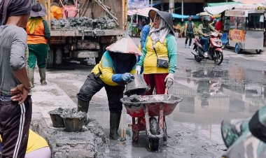 Tim Pasukan Kuning Dinas PUPR Pekanbaru Bersihkan Drainase di Persimpangan Jalan Cempaka Menuju Pasar Kodim