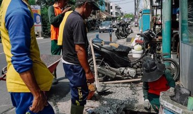Tim Pasukan Kuning Dinas PUPR Pekanbaru Bersihkan Drainase di Jalan M Yamin yang Tertutup Sedimen