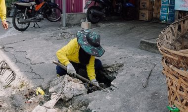 Dinas PUPR Pekanbaru Bersihkan Drainase di Jalan Nenas yang Tertutup Tumbuhan Liar dan Sedimen