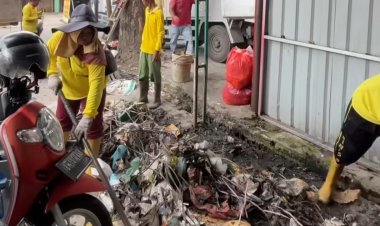 Cegah Penyumbatan Aliran Air, Dinas PUPR Pekanbaru Normalisasi Drainase Jalan Pepaya