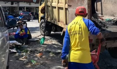Lancarkan Aliran Air, Tim Pasukan Kuning Dinas PUPR Pekanbaru Normalisasi Drainase di Jalan Jenderal Sudirman