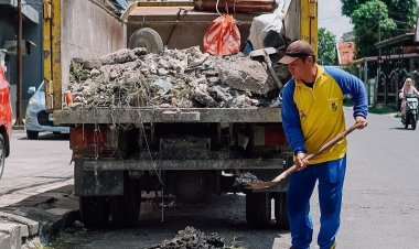 Temukan Tumpukan Sampah, Kepala Dinas PUPR Pekanbaru Minta Masyarakat Berhenti Buang Sampah ke Drainase