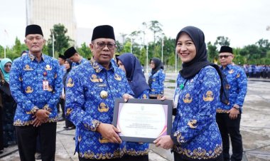 HUT Korpri ke-53, Pj Gubri Rahman Hadi Serahkan Penghargaan kepada 20 ASN Berprestasi