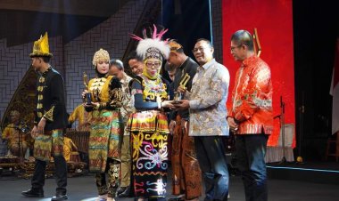 Pj Gubri Terima Anugerah KPI 2024 Kategori Pemerintah Daerah Provinsi Peduli Penyiaran