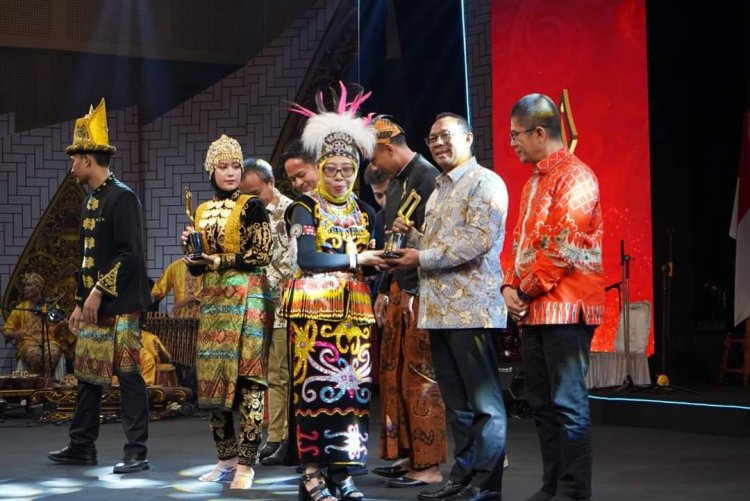 Pj Gubri Terima Anugerah KPI 2024 Kategori Pemerintah Daerah Provinsi Peduli Penyiaran