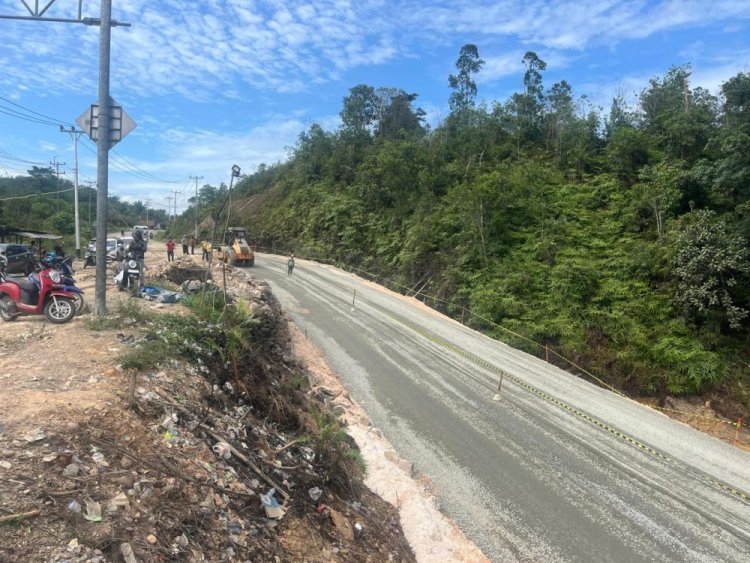 Perbaikan Jalan Lintas Riau-Sumbar di Tanjung Alai XIII Koto Kampar Terkendala Hujan Lebat