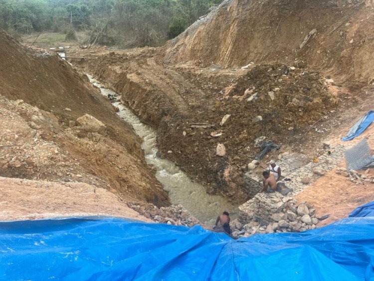 Jalan Lintas Riau-Sumbar di Desa Tanjung Alai Kampar Masih Dibuka Satu Arah, BPJN Riau Pasang batu Bronjong untuk Cegah Longsor