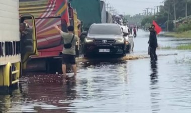 Jalan Lintas Timur Pelalawan Lumpuh Diterjang Banjir