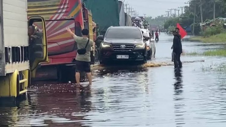 Jalan Lintas Timur Pelalawan Lumpuh Diterjang Banjir