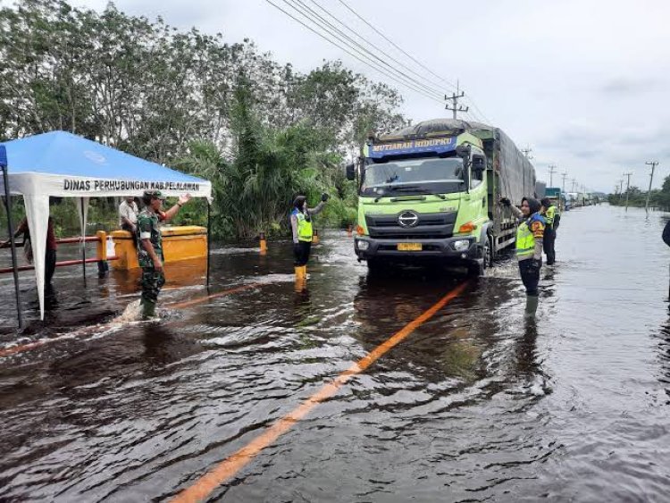 Banjir di Jalan Lintas Timur Km 83 Pelalawan Menurun, Arus Lalu Lintas Masih Sistem Buka-Tutup