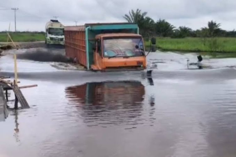 Banjir Parah di Rohul: Akses Jalan Lintas Sontang-Duri Terputus