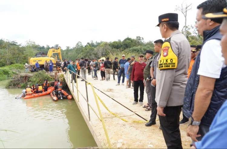 Truk Colt Diesel PT ERB yang Angkut 32 Orang Penumpang Terjun ke Sungai, Kapolda Riau Pimpin Evakuasi dan Pencarian Korban Hilang