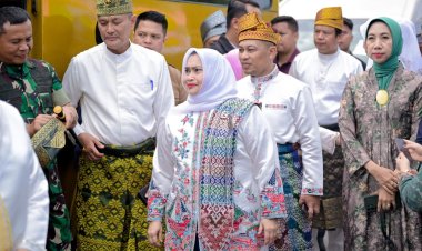 Bupati Kasmarni Pulang Dari Pelantikan dan Retreat, Disambut Meriah Masyarakat