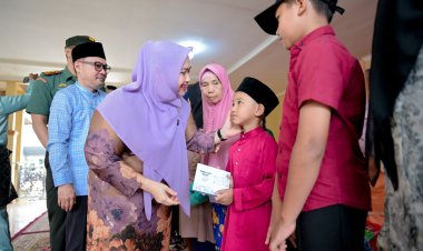 Safari Ramadhan di Kecamatan Bengkalis, Bupati Kasmarni Serahkan Bantuan dan Santunan