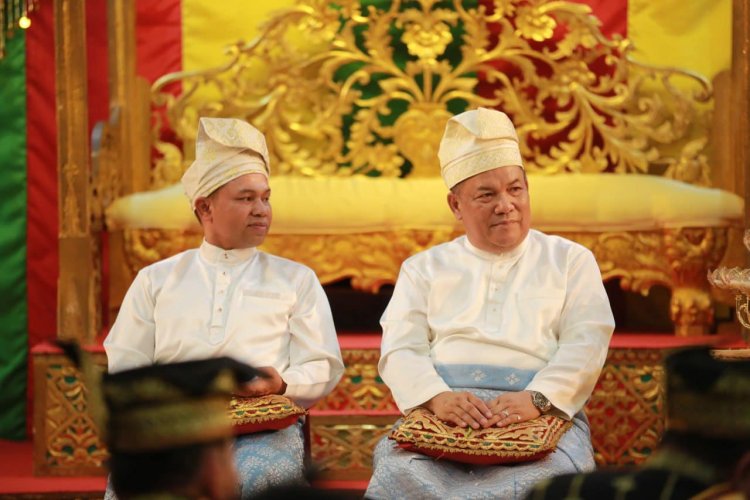 Gubri Abdul Wahid dan Wagubri SF Hariyanto Dipasangi Tanjak dan Jalani Prosesi Melayu Tepuk Tepung Tawar