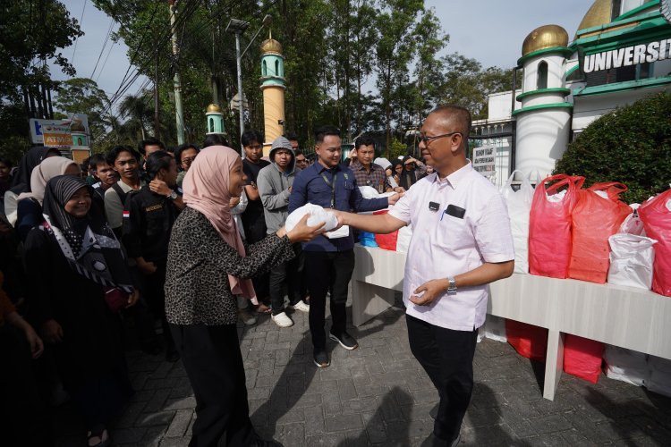 Universitas Islam Riau Bagikan 1100 Takjil dan 1000 Paket Berbuka Puasa
