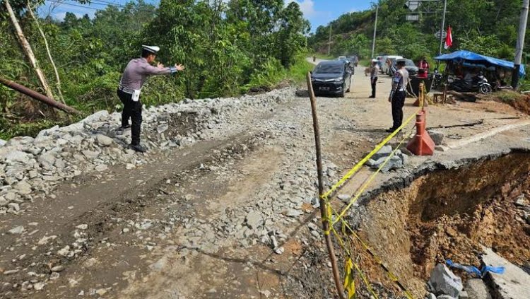 Jalan Lintas Sumbar-Riau Amblas, Terancam Bencana Longsor Lebih Besar!