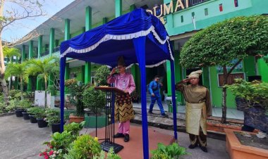 Sekdako Dumai Jadi Irup Peringatan Hardiknas di SMP Negeri 2 Dumai, Ini Pesannya