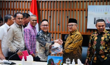 Sekdakab Bengkalis Ersan Saputra Serahkan Dokumen Usulan Peningkatan Pendidikan kepada Mendikdasmen