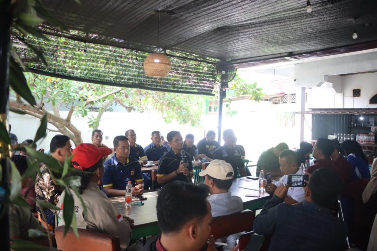Kapolres Rohul Coffee Morning dengan Insan Pers, Hadiahi Bibit Pohon