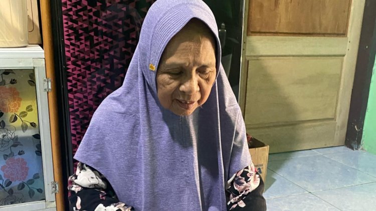 Asma Tanjung Pedagang Sate di Pasar Panyabungan Mandailing Natal Menabung 55 tahun untuk Bisa Naik Haji Tahun Ini