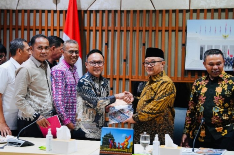 Sekdakab Bengkalis Ersan Saputra Serahkan Dokumen Usulan Peningkatan Pendidikan kepada Mendikdasmen